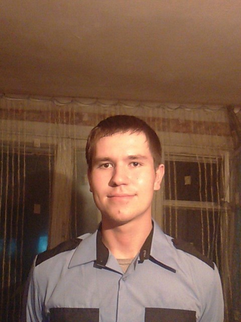 Денис, Россия, Хабаровск, 29 лет. Веселый, добрый, нежный. Работаю, хочу детей. Приму чужих, как своих, тем более меня дети любят.
