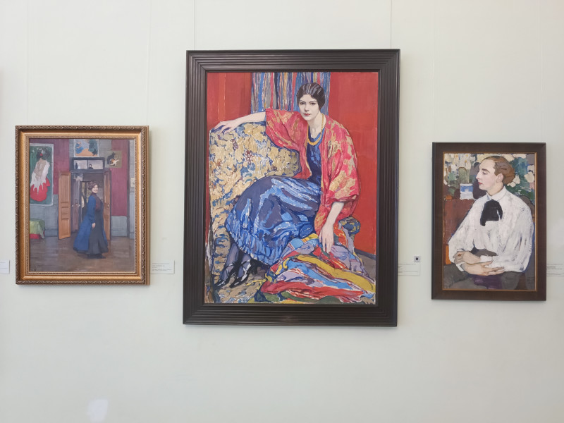 в центре — легендарная «Маруся», кисти Елены Киселёвой, написана в Париже в 1913 году, имя модели не известно