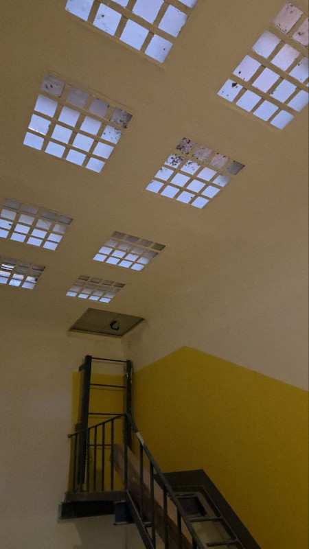 «Световые фонари». Долгое время потолок был зашит. После капитального ремонта в 2023 году вновь в действии. Говорят, что изначально стёкла были цветными