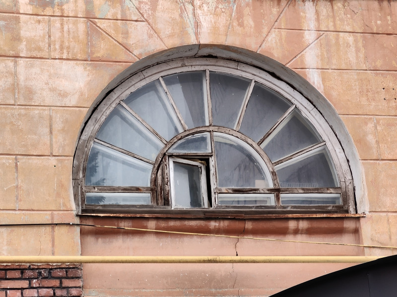 полуциркульное окно: деревянный переплёт подобен лучам солнца