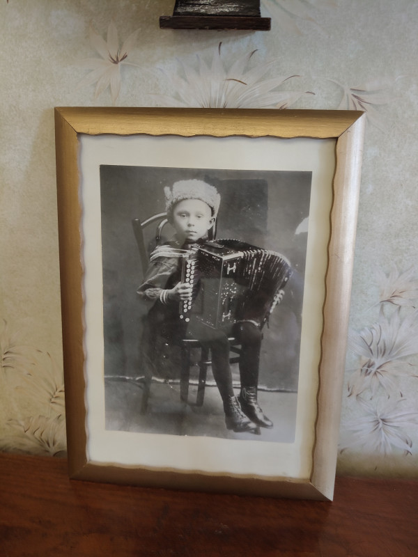 талантливый баянист Иван Руденко в детстве, второй муж Марии Мордасовой, в разлуке (на гастролях) каждый день в дневниках обращался к любимой жене