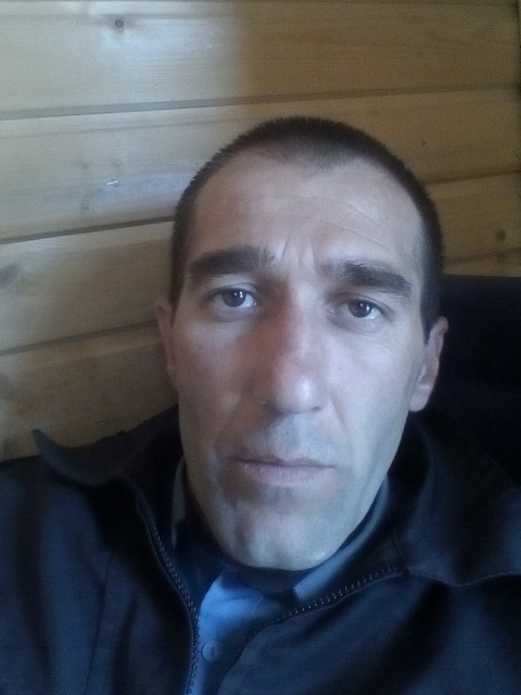 Артур, Россия, Санкт-Петербург, 43 года, 3 ребенка. Я с Кавказа, не пью работаю в охране, был женат есть дети , живу один , просто добрый я человек, хоч