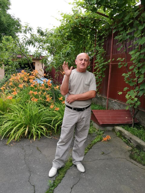 Виталик, Россия, Владикавказ, 69 лет, 3 ребенка. Хочу найти Умную домашную мягкую веселую.Я одкватный , никогда ничем не болел , без вредных привичек , работаю в обшем старикан классны.