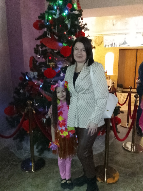 Надежда, Москва, 47 лет, 3 ребенка, 2 фото. Добрая, веселая, с чувством юмора, воспитываю троих детей. Кратко:ипотека, дети, кошки, зубов нет и.