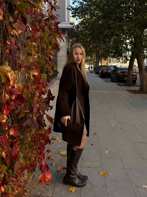 Виктория, Россия, Екатеринбург, 46 лет. Мне 27 )

Чтобы написать мне — меня набирай, 
С восьмёрки начни, не забывай. 
В девять три ноль 