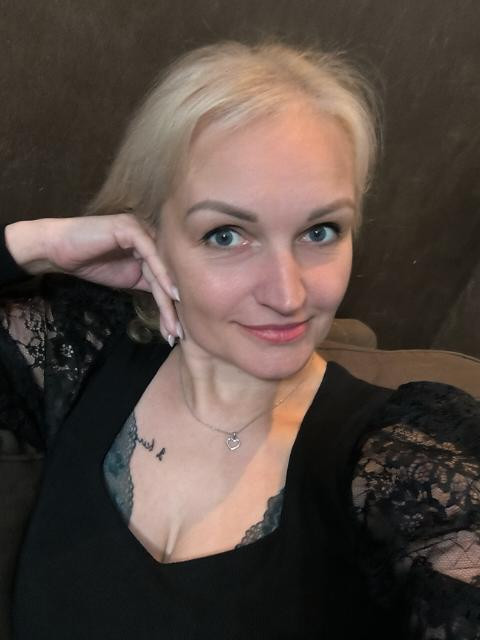 Валентина, Россия, Санкт-Петербург, 40 лет, 3 ребенка. Обычная девушка, с чувством юмора. Пока здесь для общения..А дальше будет видно. 