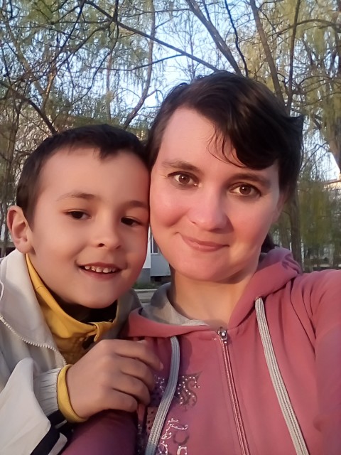 Юлия, Россия, Краснодар, 34 года. Хочу встретить верного, доброго, трудолюбивого, надежного мужчину. Чтоб любил моего сына, меня и моиЯ верная, трудолюбивая, с чувством юмора. Люблю очень готовить, ходить на рыбалку, люблю своего сына