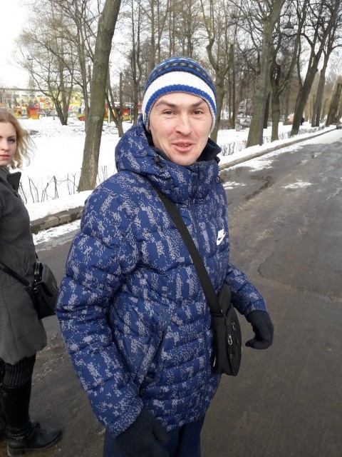 Сергей, Россия, Санкт-Петербург, 40 лет. Я очень люблю футбол и хожу на него,еще люблю ходить в кино,и иногда посищять где не будь бары