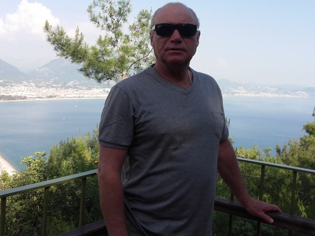 Анатолий, Россия, Санкт-Петербург, 57 лет. Холост в разводе
Работаю