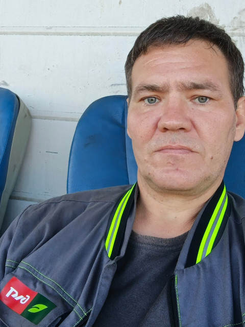 Илья, Россия, Москва, 45 лет. Он ищет её: Хотелось бы не встретить а найти просто человека с которым было бы по пути.Москвич, увлечения есть, работа есть, выходные бывают. Люблю тишину и порядок в бытовом смысле) Дете