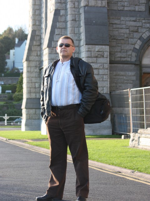 saulius, irlandija, 65 лет. Хочу найти samuju obiknovenuju kotoraja xochet imet samuju obiknovennuju semju s ejio tradicionimi ustojamiSamij obiknovenij , liublliu knigi, nauku, kino staroe, klasicheskuju muziku, xodit po gribam da mno