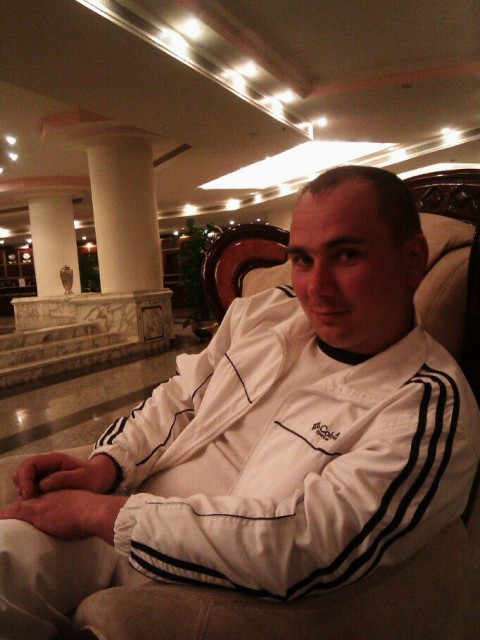 Сергей, Россия, Москва, 44 года. Ищу добрую , красивую девушку, для создания семьи . Нормальный мужик! Хочу обычного семейного счастья ! 