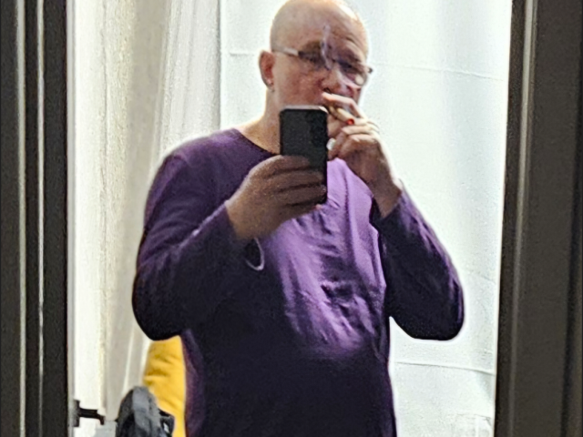 Александр, Россия, Санкт-Петербург, 56 лет, 1 ребенок. Хочу найти Женщину для совместного времяпровождения. Если это перерастёт во что то большее, кто же против.Работаю, обеспечен. Есть дача, но что то посл время, кроме шашлыков, делать там особо ни чего 