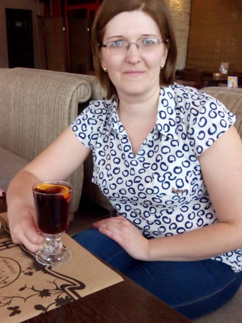 Оксана, Россия, Курагино, 43 года. Спокойная, хозяйственная, без вредных привычек. Не люблю шумные компании, предпочитаю тихие семейные