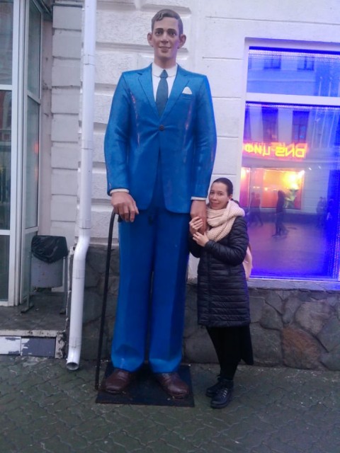 С самым высоким человеком мира)