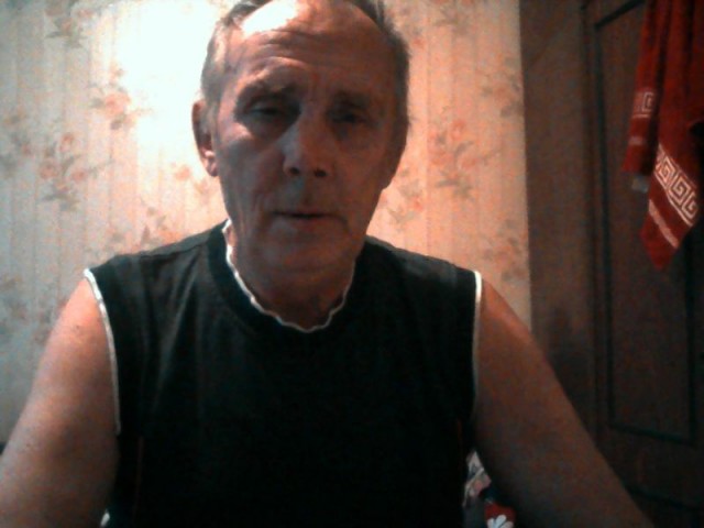 Владимир, Россия, Ярославль, 68 лет. Хочу чтобы ей было до 50 лет, любила уют и тишину, так же  была терпима к курящим и любила но была вОбычный человек каких много. 