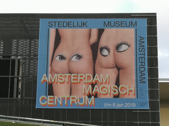 Это уличная реклама музея!!!
Музея современного искусства)))