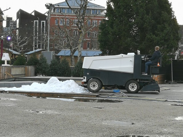 А это привезли снег! Я не успел сфотографировать как его сгружали из машины.
