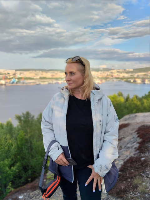 Елена, Россия, Мурманск, 49 лет. Хочу познакомиться с надёжным, уравновешенным человеком, для которого важны такие ценности, как семьО себе: жизнерадостная, общительная. Вредных привычек нет. Лояльный, простой и открытый человек. Дво