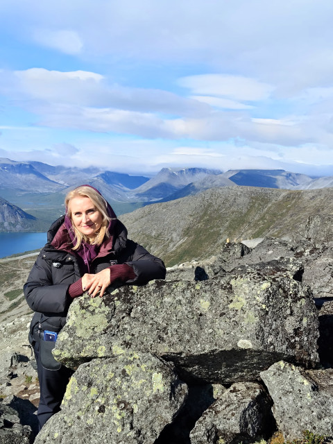 Елена, Россия, Мурманск, 49 лет. Хочу познакомиться с надёжным, уравновешенным человеком, для которого важны такие ценности, как семья,...  Анкета 353488. 