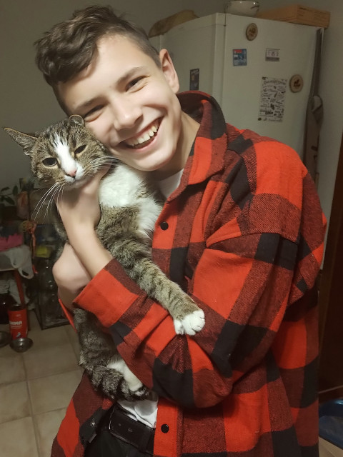 Со мной теперь приемный сын, 15 л., которого очень люблю. Вообще, у меня 20+ лет опыта приемного родителя и, несмотря на то, что это большой труд давать брошенному ребенку надежду, защиту, тепло, любовь и опору, это приносит большое отцовское счастье.