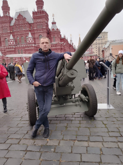 Константин, Россия, Москва, 51 год. Хотелось бы встретить, нормальную женщину, которая как и я хочет отношений при взаимной симпатии...Нормальный человек, интересы разные, спорт... театр посетить и просто погулять да и многое другое...