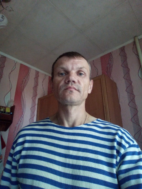 Максим, Россия, Москва, 42 года, 2 ребенка. Хочу найти Серьёзную, верную, заботливый и хозяйственную. Не пью, работаю, иногда курю, верный, нежный, заботливый. В разводе. 