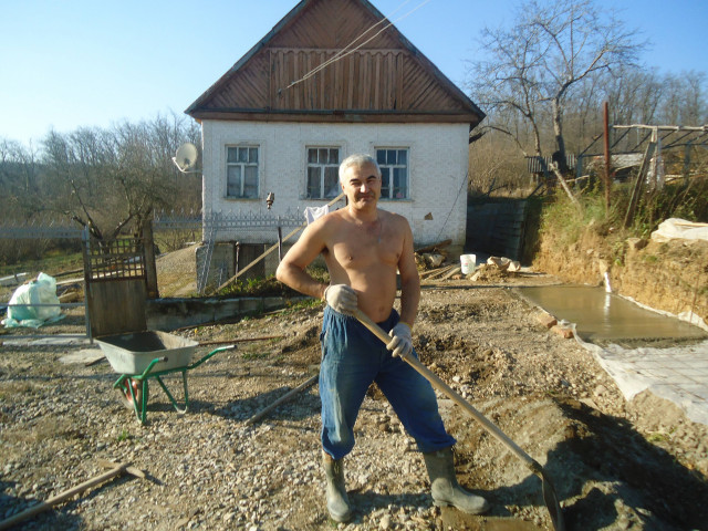 Леонид, Россия, Хадыженск, 54 года. Хочу найти ДобруюДобрый, ответственный, не скупой, женщине предложу свою верность, заботу, крепкие умелые руки, помощ