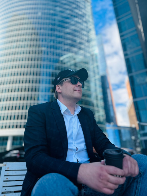 Алексей, Россия, Москва, 45 лет. Привет. 
Бываю разный, как и все: то энергичный, то задумчивый, то в ударе, уставший и нет, просто 