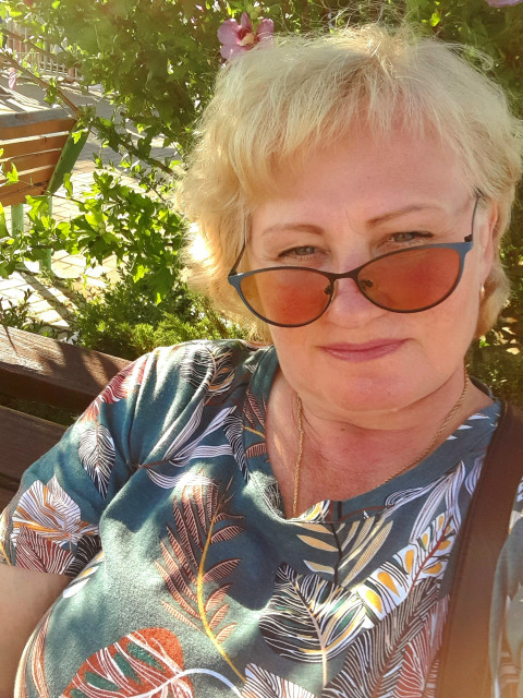 Елена Устинова, Россия, Гатчина, 56 лет, 1 ребенок. Ищу: Не увлекающегося алкоголем, наркотиками, играми, не судимого. Адекватность, грамотность и чувство юмора...  Анкета 407888. 