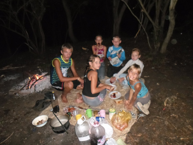 ночью в лесу-горах ,под вой шакалов идёт детский ужин .