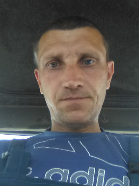 Андрей, Беларусь, Могилёв, 40 лет, 2 ребенка. Мне 36 лет, курю, пить не пьющий, наркатой не балуюсь, работаю, глаза голубые. русый волос, стесните
