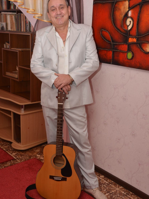 Viktor, Украина, Киев, 50 лет, 1 ребенок. Я музыкант, поэт песенник, продюсер, композитор и ещё куча всякой всячины,улыбаюсь.