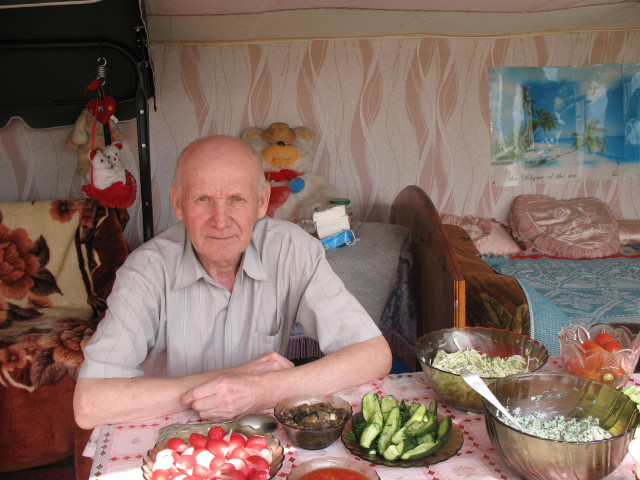 Анатолий, Россия, Тюмень, 73 года. Хочу найти Добрую, со спокойным характером женщину в возрасте 58-61 год, не курящую, согласную переехать жить кНе работающий пенсионер, живу один в благоустроенном доме. Характер спокойный, уравновешенный