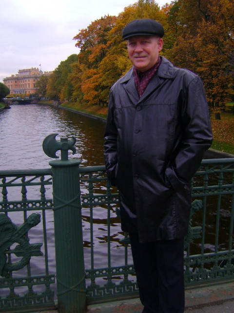 Россия , Санкт-Петербург, на мосту у Спаса-на-Крови (на заднем плане Дворец Павла 1), 2014.