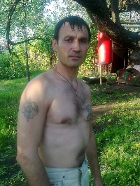 Александр, Россия, Москва, 47 лет. Служил в ВДВ, воевал, есть награды. Сейчас работаю в охране. Сам с Тамбова