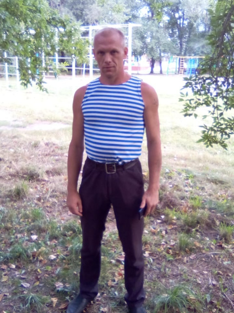 Андрей, Россия, Новосибирск, 42 года. Увлекаюсь единоборствами, играю на гитаре и иногда пишу стихи