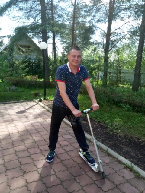 Артём, Россия, Ногинск, 39 лет, 1 ребенок. Являюсь одиноким госслужащим -бухгалтер, спортсмен - с наличием мозгов. Хочу любить и быть любимым. 