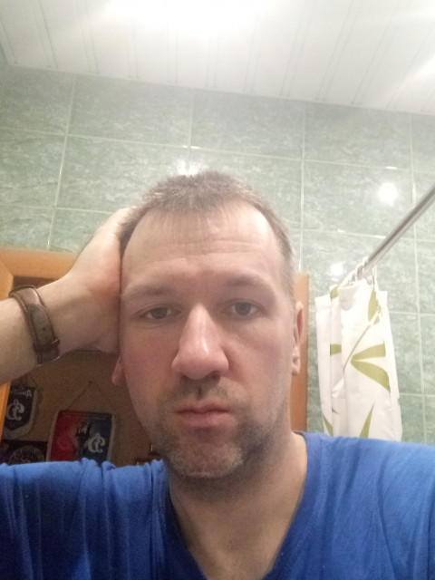 Алексей, Россия, Чехов, 42 года. Хочу найти ПорядочнуюСкромный, порядочный, верный. Тусовки и шумные компании не люблю. 