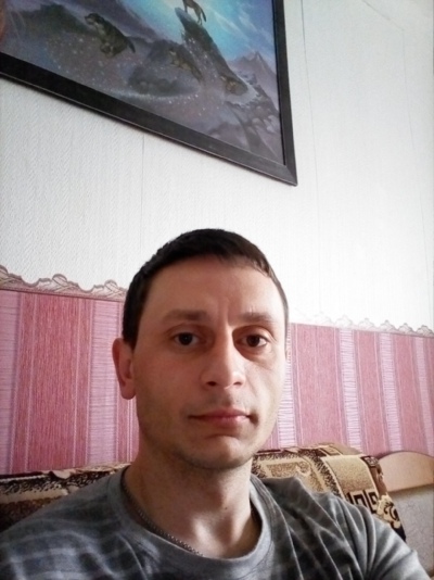Сергей Холзаков, Россия, Шенкурск, 42 года, 2 ребенка. Хочу найти веселого и добродушного . Работаю в школе , не пью но курю. 
