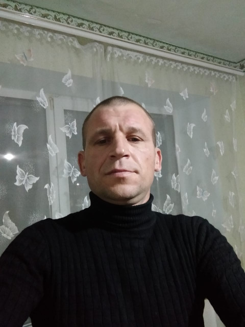 Андрей, Россия, Москва, 47 лет. Я хочу найти  не принесу а обычную девушку , женщину мне хочется внимания , понимания . Я сам хочу ,Не пью, есть одна привычка (курю), самое главное работа . Хочется домашнего уюта , детей