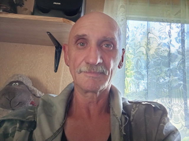 Сергей, Россия, Великий Новгород, 54 года. Ищу женщину для серьёзных отношений, готовую переехать ко мне. Не красавиц, зато с руками. Могу и люблю готовить. Всё остальное при общении. 