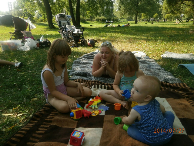 А это мы в парке отдыхаем. Со мной Катюша, Наташенька и Игорша