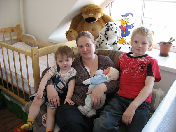 Это я с Темкой, Катюшей и Наташенькой.