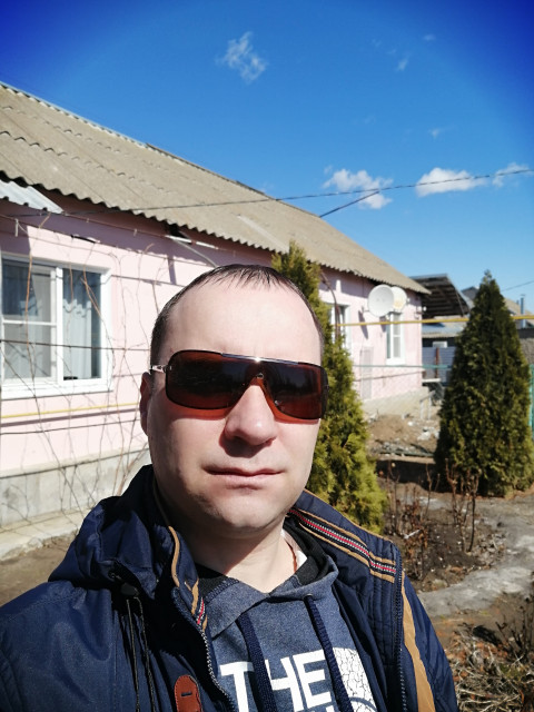 Дмитрий, Россия, Волгоград, 41 год, 2 ребенка. Познакомлюсь с девушкой от 30 до 45 лет. Кому что интересно пишите, я отвечу. Мне 38 лет разведён. 