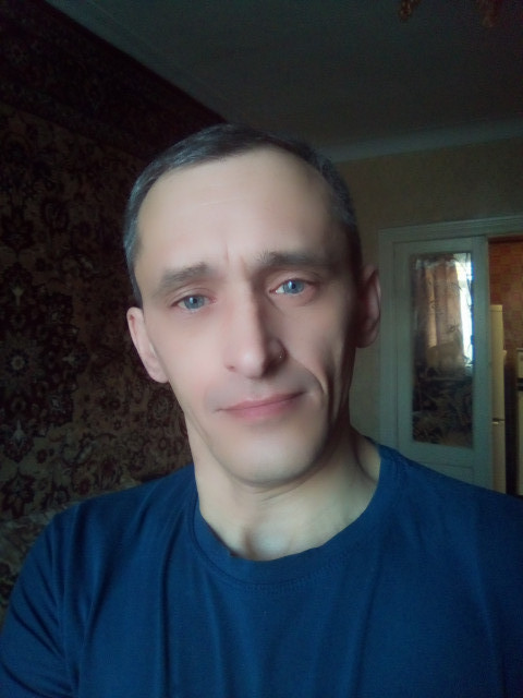 Алексей, Россия, Новосибирск, 46 лет. Рост 175 ,телосложение обычное. Не пью,курить бросаю,к наркотикам отношусь отрицательно.Не женат ,жи