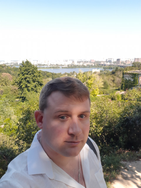 Денис, Россия, Москва, 33 года. Живу в Москве. Занимаюсь проектами в области Информационной безопасности и Информационных технологий