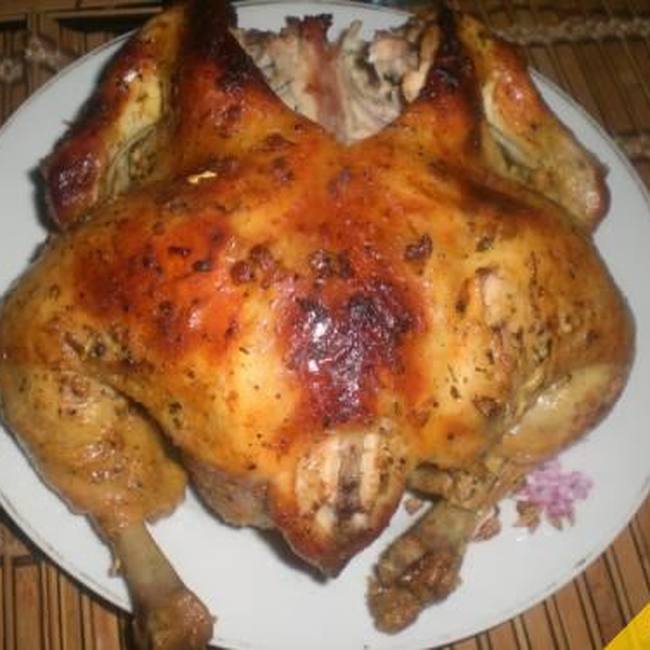 Курица в фольге температура. Курица в фольге в духовке. Курица в духовке разрезанная. Запечённая курица в духовке разрезанная. Курица запеченная в фольге.