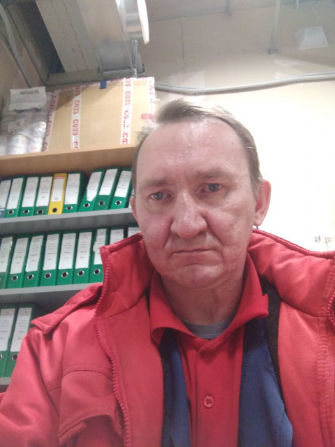 Леонид, Россия, Нижний Тагил, 54 года. Познакомлюсь с женщиной для дружбы и общения.Серьезный , упертый , не употребляю спиртные напитки , курю сигареты . Одна большая слабость доверие