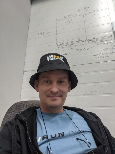 Максим, Россия, Санкт-Петербург, 45 лет, 1 ребенок. Хочется найти девчонку)) На самом деле, пофигу... курит, пьет ))) Самое главное, чтобы были в унисонРаботаю инженером. Характер... больше позитивный . Есть дочка 15 лет. Ещё есть пальма и кот. )))